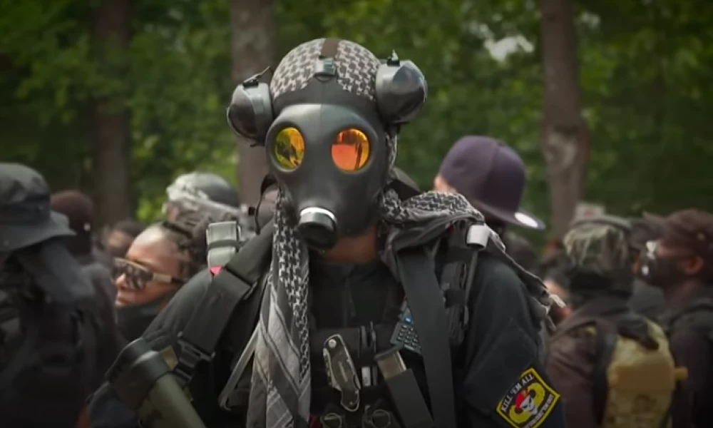 ΗΠΑ: Διαδηλωτές βαριά οπλισμένοι διαμαρτύρονται για μνημείο της Συνομοσπονδίας